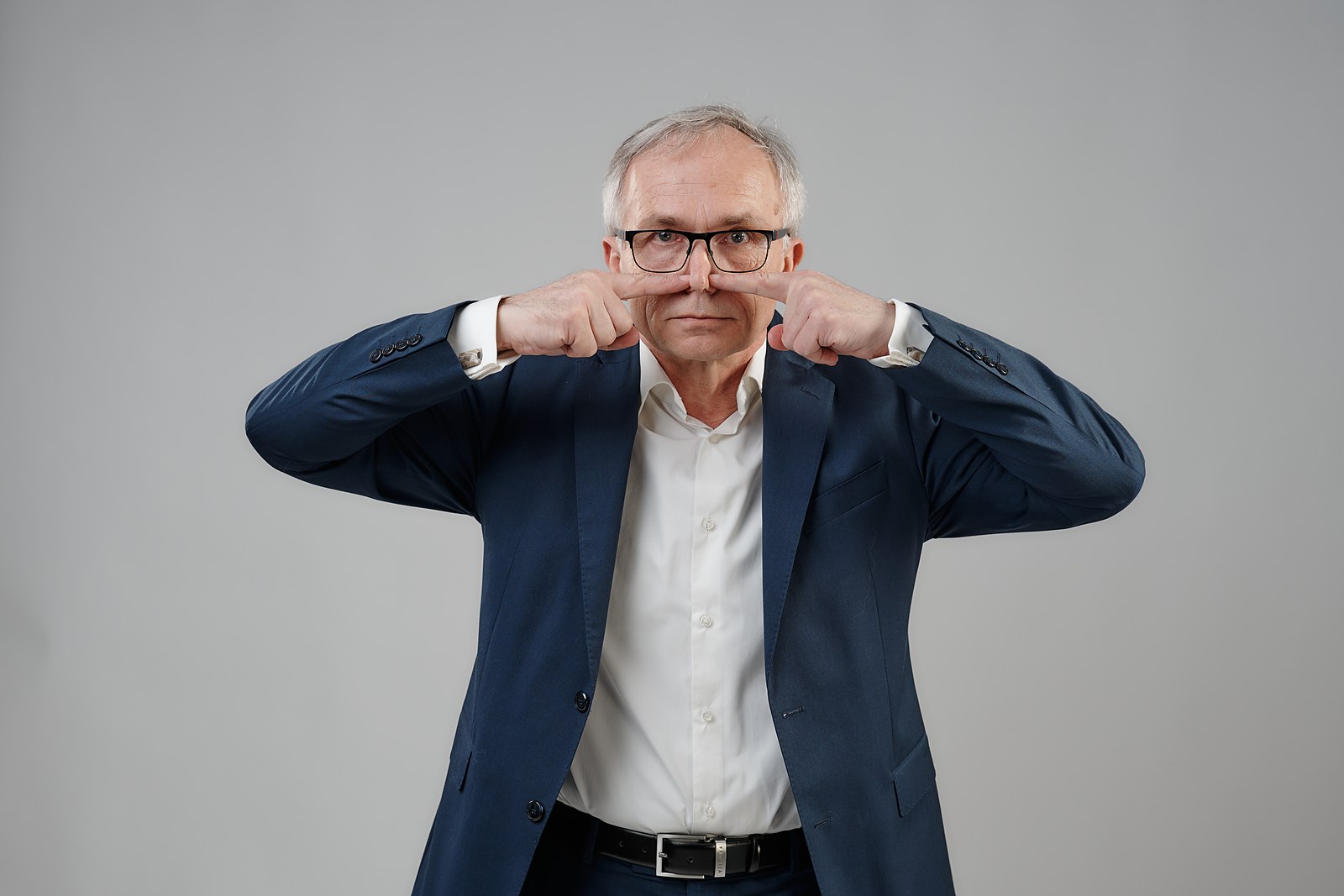 Stefan Podedworny wskazuje na nos